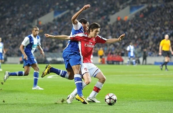 Tomas Rosicky (Arsenal) Alvaro Pereria (Porto). FC Porto 2: 1 Arsenal, UEFA Champions League
