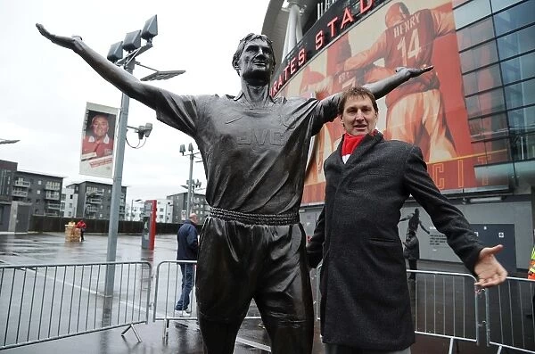 Tony Adams Unveils His Arsenal Legends Statue at Emirates Stadium
