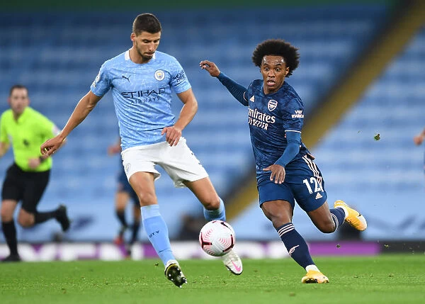 Willian Closes Down Dias: Intense Battle Between Manchester City and Arsenal in Premier League 2020-21