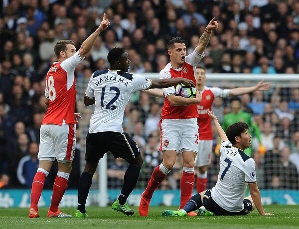 Xhaka Holds Off Son and Wanyama: Intense Battle in the Midfield - Tottenham vs Arsenal (2016-17)