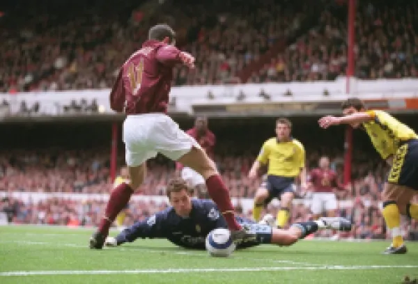 Buy Robin van Persie scores Arsenal's 4th goal under pressure from Thomas Sorensen (Villa)