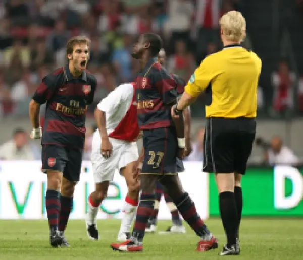 Buy Mathieu Flamini (Arsenal) argues with the referee