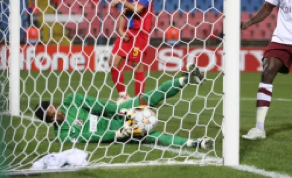 Buy Robinson Zapata (Steaua) just manages to keep the ball from crossing his goal line