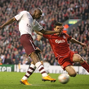 Abou Diaby scores Arsenals 1st goal under pressure from Xabi Alonso (Liverpool)