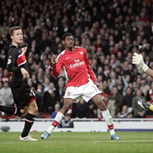 Abou Diaby scores Arsenals 4th goal past Sergio Romero (AZ)