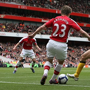Andrey Arshavin (Arsenal) beats Mark Schwarzer (Fulham) on his way to scoring Arsenals 1st goal. Arsenal 4: 0 Fulham. Barclays Premier League. Emirates Stadium, 10 / 5 / 10. Credit : Arsenal Football Club /
