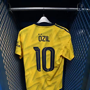 Arsenal FC: Mesut Ozil's Changing Room Moment before Arsenal vs. Bayern Munich in the International Champions Cup (2019)
