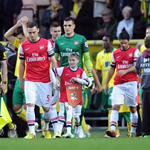 Arsenal mascot walks out with Thomas Vermaelen (Arsenal). Norwich City 1: 0 Arsenal