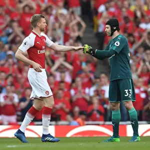 Arsenal: Per Mertesacker Passes Captain's Armband to Petr Cech (Arsenal v Burnley, 2018)