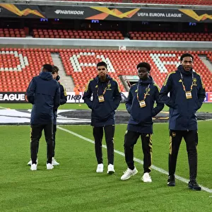 Arsenal Players Inspect Standard Liege's Pitch Ahead of UEFA Europa League Match