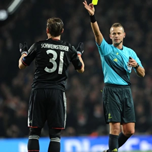 Arsenal vs. Bayern Munich: Referee Shows Yellow Card to Bastian Schweinsteiger in Champions League Clash