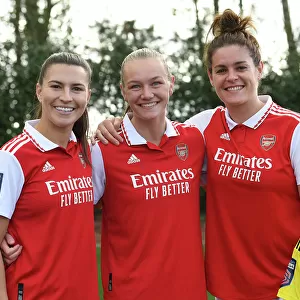 Arsenal Women's Team 2022-23: Squad Photo Featuring Steph Catley, Frida Maanum, and Jennifer Beattie