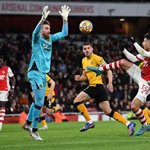 Arsenal's Martinelli Tries to Outwit Wolves Sa in Premier League Clash