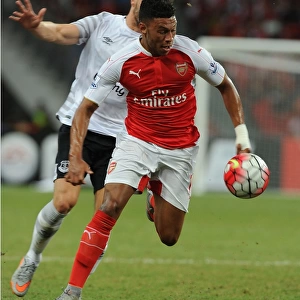 Arsenal's Oxlade-Chamberlain Outsmarts Everton's Garbutt in Barclays Asia Trophy Clash