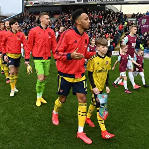 Arsenal's Pierre-Emerick Aubameyang Meets Burnley Mascot Ahead of Premier League Clash