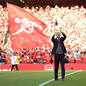 Arsene Wave: Arsenal Manager Bids Farewell to Emirates Fans vs Burnley (2017-18)