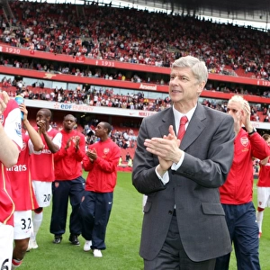 Arsene Wenger the Arsenal Manager claps the fans during the lap of the pitch to thank the fans for their support. Arsenal 1: 0 Everton. Barclays Premier League. Emirates Stadium, 4 / 5 / 08. Credit : Arsenal Football Club /