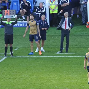 Arsene Wenger Consulting with Olivier Giroud during Leicester City vs. Arsenal (2015/16)