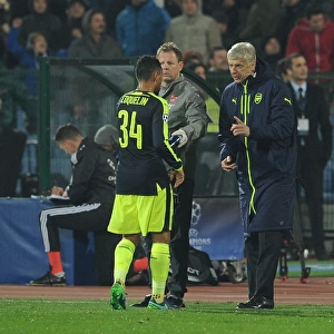 Arsene Wenger Gives Instructions to Francis Coquelin during Arsenal's UEFA Champions League Match against Ludogorets Razgrad (November 2016)