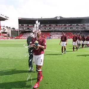 Ashley Cole (Arsenal) straps water before the match