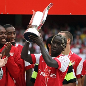 Bacary Sagna (Arsenal) lifts the Emirates Trophy. Arsenal 3: 2 Celtic. Emirates Cup Pre Season