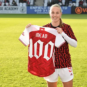 Beth Mead Celebrates 100th Appearance for Arsenal with Team