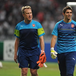 Emi Martinez (Arsenal) and Gerry Peyton Arsenal Goalkeeping Coach. Besiktas 0: 0 Arsenal