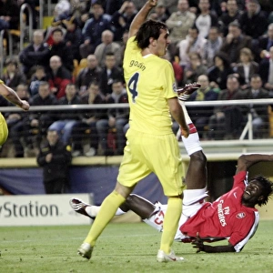 Emmanuel Adebayor scores Arsenals goal under presure