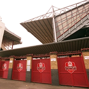 Final Salute: Arsenal's Legendary Highbury Crests, 22/11/05