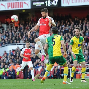 Giroud vs Martin: A Battle for the Ball at Arsenal vs Norwich City, Premier League 2015-16