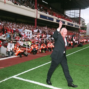 Henry Cooper (Former Boxer) walks onto the pitch for the Highbury Final Salute Ceremony