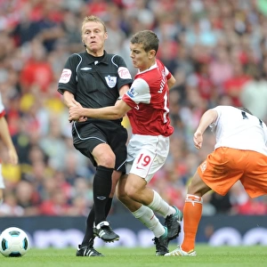 Jack Wilshere (Arsenal) runs into referee Mike Jones. Arsenal 6: 0 Blackpool