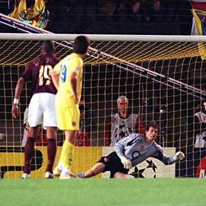Jens Lehmann Saves Riquelme's Penalty: Arsenal Holds Villarreal Scoreless in UEFA Cup Semifinal