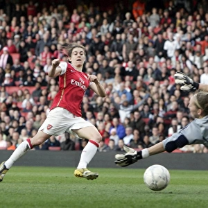 Karen Carney scores her and Arsenals 1st goal past Siobhan Chamberlian (Chelsea)