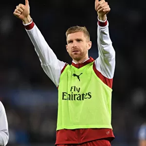 Per Mertesacker's Victory Thumbs-Up: Leicester City vs. Arsenal, Premier League 2017-18