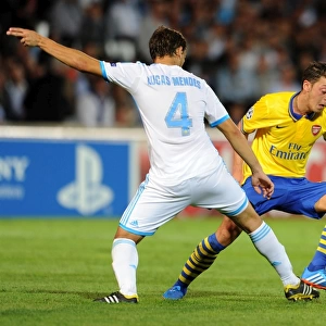 Mesut Ozil (Arsenal) Lucas Mendes (Marseille). Olympic Marseille 1: 2 Arsenal. UEFA Champions League