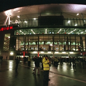 Pre-Match Euphoria at Emirates: Arsenal's Triumph over Hamburg in the UEFA Champions League (Nov. 21, 2006)