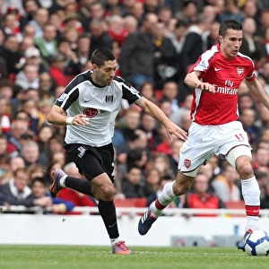 Robin van Persie (Arsenal) Clint Dempsey (Fulham). Arsenal 4: 0 Fulham. Barclays Premier League