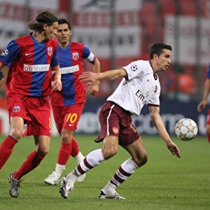 Robin van Persie (Arsenal) Ovidiu Petre (Steaua)