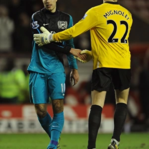 Robin van Persie (Arsenal) shakes hands with Simon Mignolet (Sunderland) at the final whistle