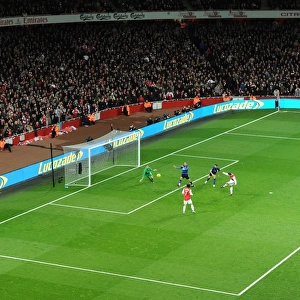 Robin van Persie (Arsenal) shoots wide past Anders Lindegaard (Man Utd)