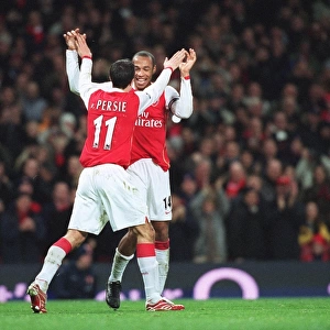 Robin van Persie celebrates scoring his 1st goal Arsenals 3rd from the penalty spot with Thierry Henry. Arsenal 4: 0 Charlton Athletic. FA Premiership. Emirates Stadium, London, 2 / 1 / 07. Credit: Arsenal Football Club /