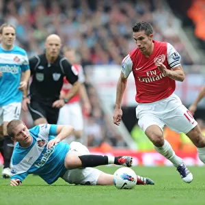 Robin van Persie Outmaneuvers Michael Turner: Arsenal's Star Striker Scores Past Sunderland Defender, 2011-12 Premier League