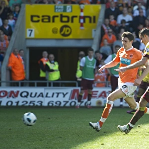 Matches 2010-11 Collection: Blackpool v Arsenal 2010-2011