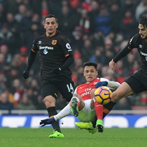 Sanchez's Determined Battle Against Hull Defenders at Emirates Stadium