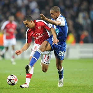 Theo Walcott (Arsenal) Fernando (Porto). FC Porto 2: 1 Arsenal, UEFA Champions League