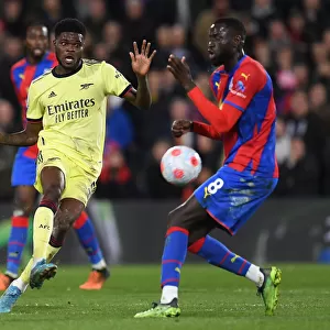 Thomas Partey Faces Pressure from Cheikhou Kouyate in Crystal Palace vs Arsenal Premier League Clash