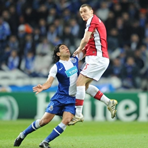 Thomas Vermaelen (Arsenal) Falcao (Porto). FC Porto 2: 1 Arsenal, UEFA Champions League