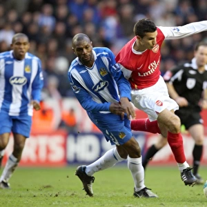 Van Persie vs. Boyce: A Battle of Defenses - Arsenal vs. Wigan, 08-09 Premier League: 0-0 Stalemate at JJB Stadium
