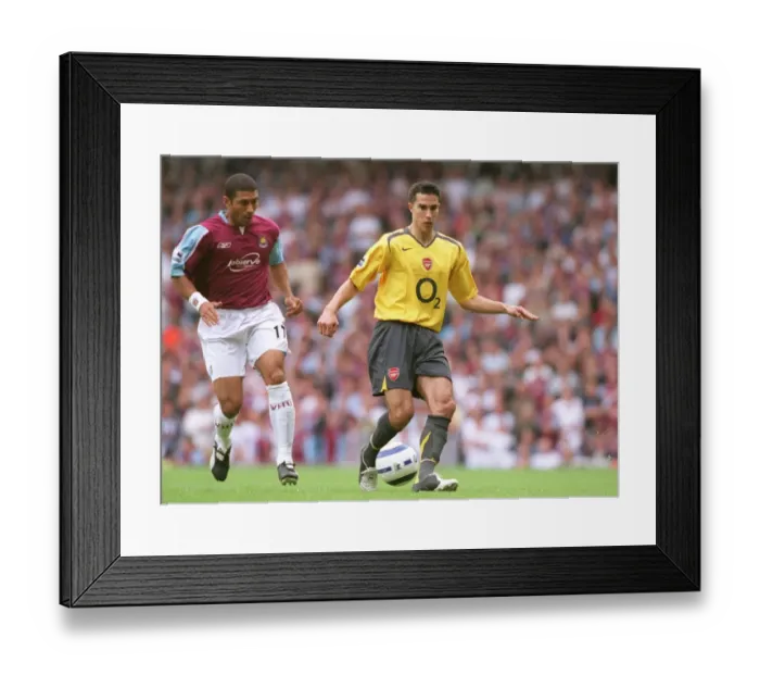 Framed Print : Robin van Persie (Arsenal) Hayden Mullins (West Ham) Framed Print : Robin van Persie (Arsenal) Hayden Mullins (West Ham)